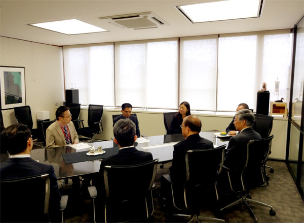 武漢大学の教員3名が福島県立医科大学で菊地理事長に表敬訪問し、学びたいことや抱負を語る様子。