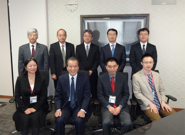 武漢大学医学部の教員3名が福島県立医科大学を訪問し、学術交流を行った様子。