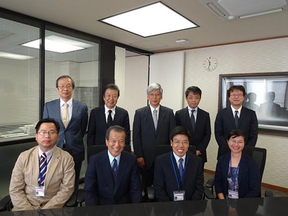 福島県立医科大学の教員が武漢大学医学部を訪問し、記念撮影を行った様子。