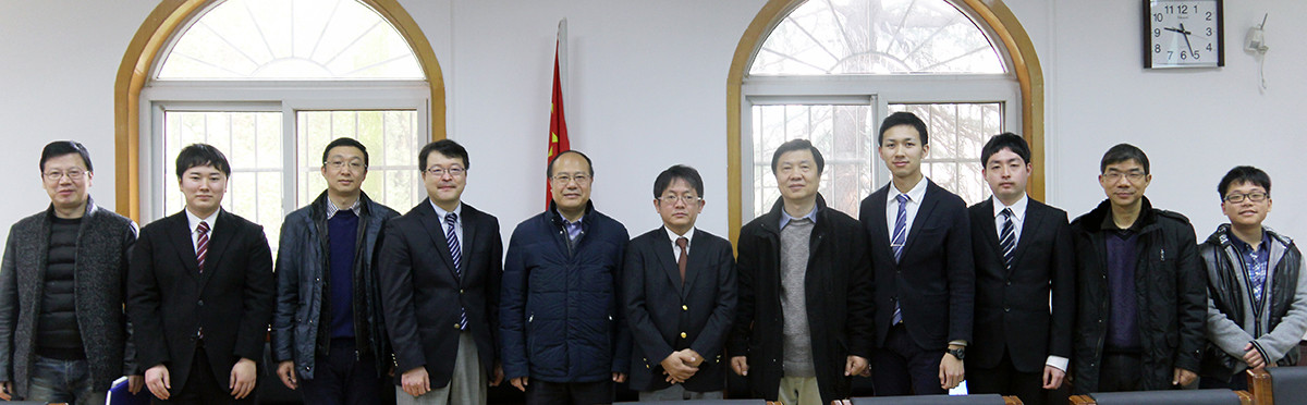 福島県立医科大学の教員が中国・武漢大学医学部を訪問し、記念撮影を行った様子。