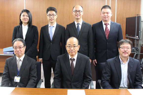 福島県立医科大学の教員2名が武漢大学医学部を訪問し、医学部長に挨拶をしている様子。