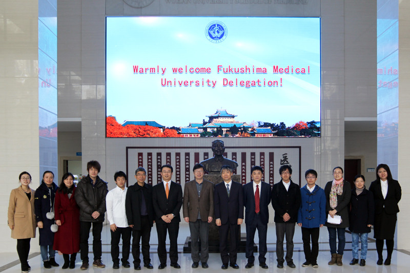 福島県立医科大学の教員と武漢大学医学部の学生たちが一緒に写る歓迎イベントの様子。