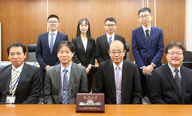 中国武漢大学医学部の留学生4名と福島県立医科大学の教員が懇談している様子。