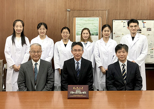 武漢大学医学部の学生6名と福島県立医科大学の関係者が懇談している様子。