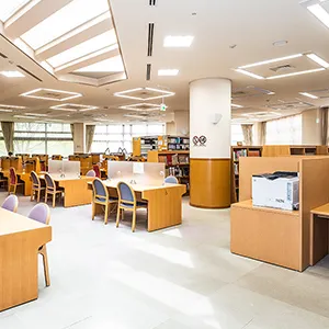 福島県立医科大学の図書館内の学習スペース、明るい照明と木製の机が並ぶ。
