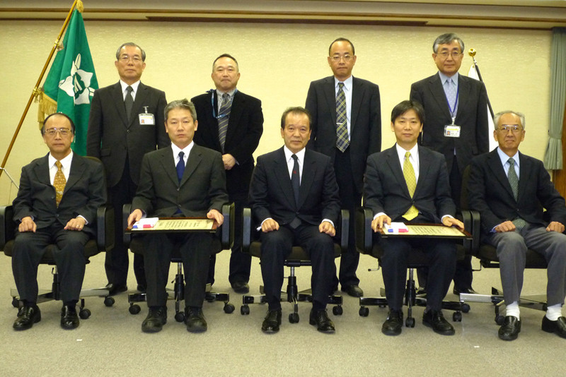 平成21年度職務功績表彰式の集合写真(写真をクリックすると拡大してご覧いただけます)