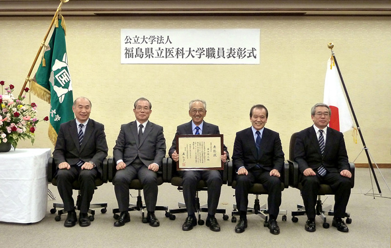 平成22年度職務功績表彰式の集合写真(写真をクリックすると拡大してご覧いただけます)