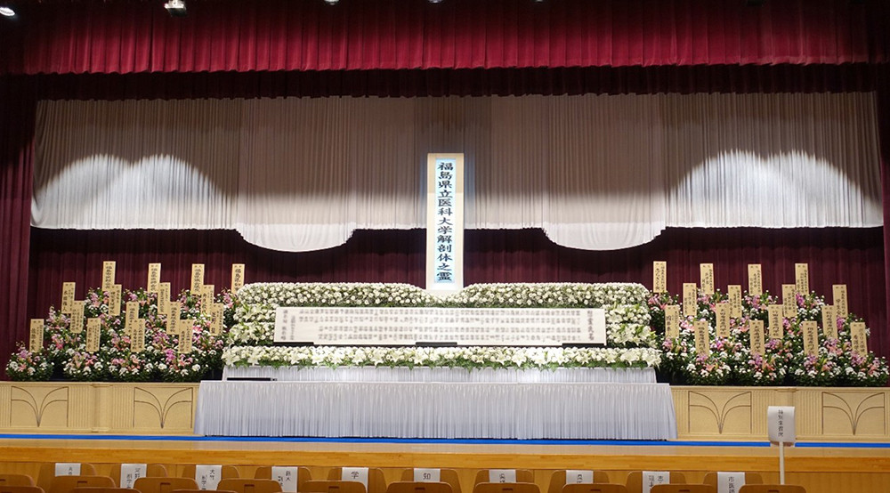 解剖慰霊祭の会場で、花に囲まれた祭壇が設置されている様子。