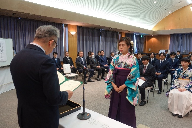 大学院の学位記授与式の様子