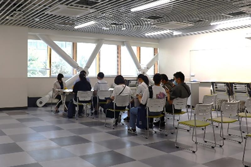 数人の学生が机を囲み入試相談を受けている様子。