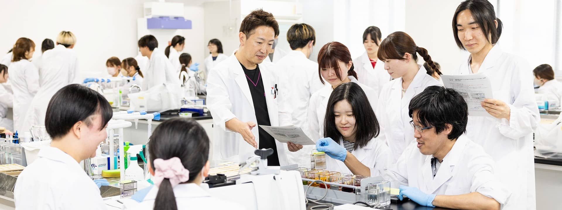 医療に関する実験を行っている画像