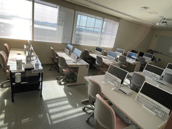 福島県立医科大学の教室内、複数のパソコンが並ぶ学習スペースの様子。