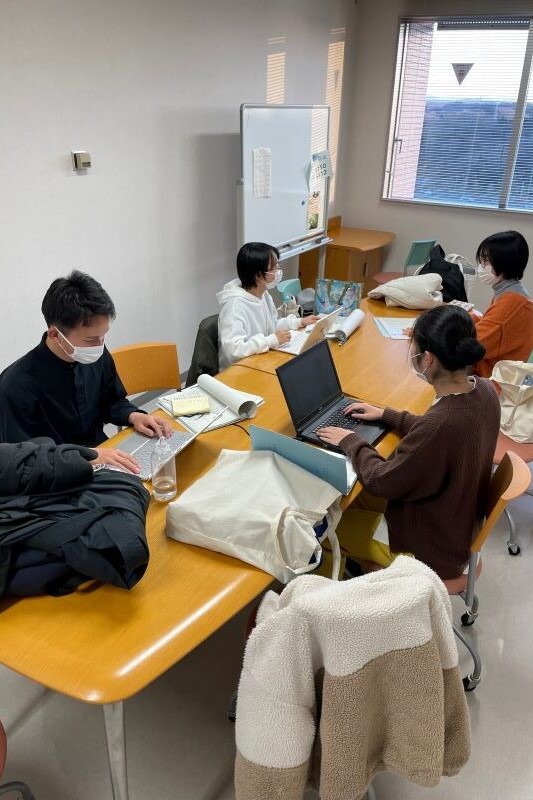 学生たちが小児看護学について学ぶために集まっている教室の様子。