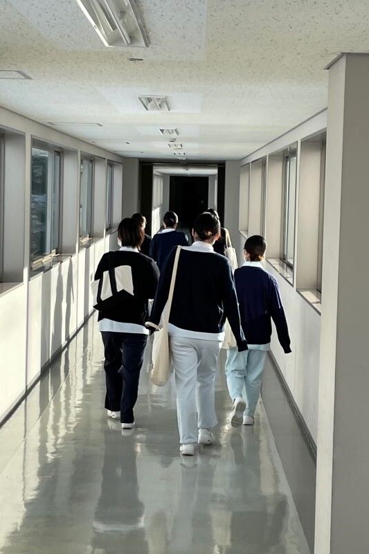 地域看護学領域の学生たちが廊下を歩いている様子。