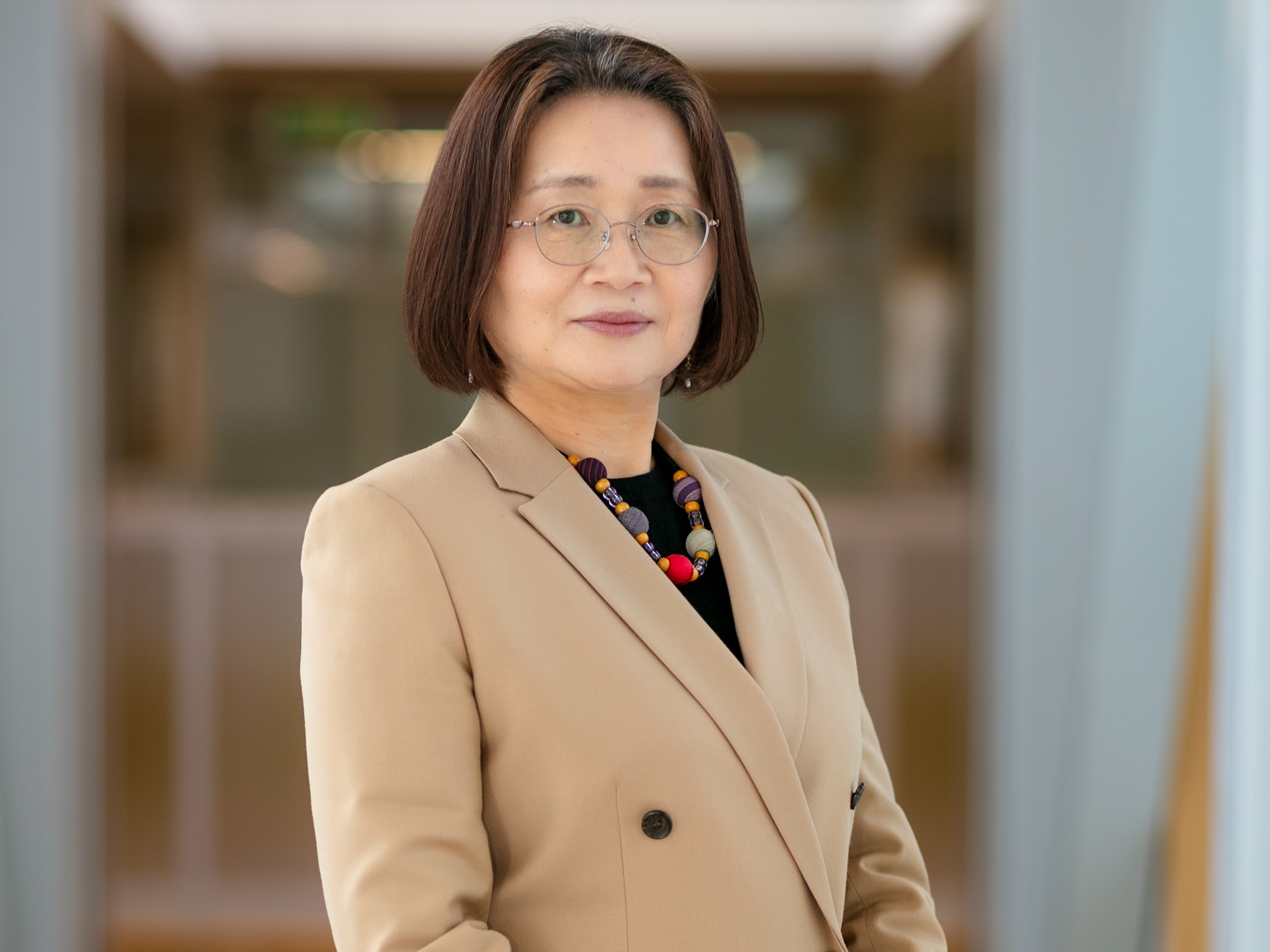 福島県立医科大学の看護学研究科長が、校舎の前で微笑んでいる写真（画像をクリックすると研究科長ごあいさつのページへ移動します）。