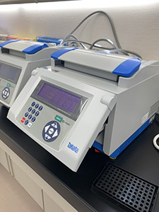 研究室内の機材。