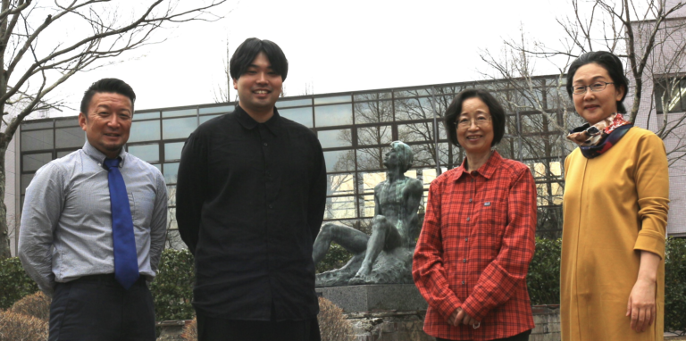 2025年度ラボメンバー：左から鈴木学爾、遠藤滉斗、山内麻里子、関亦明子教授