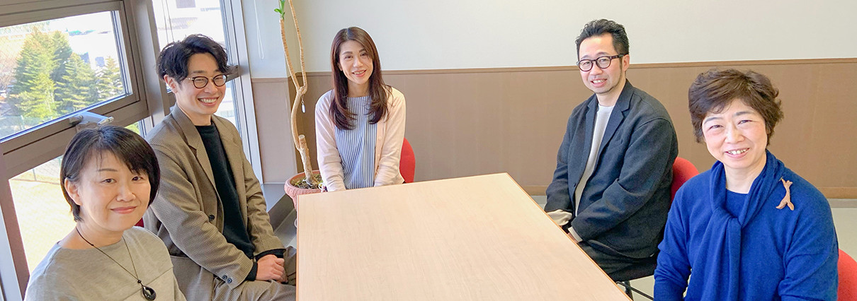 左からコア・メンバーの加藤郁子氏、田村達弥氏、吾妻陽子氏、佐藤利憲氏、大川貴子氏