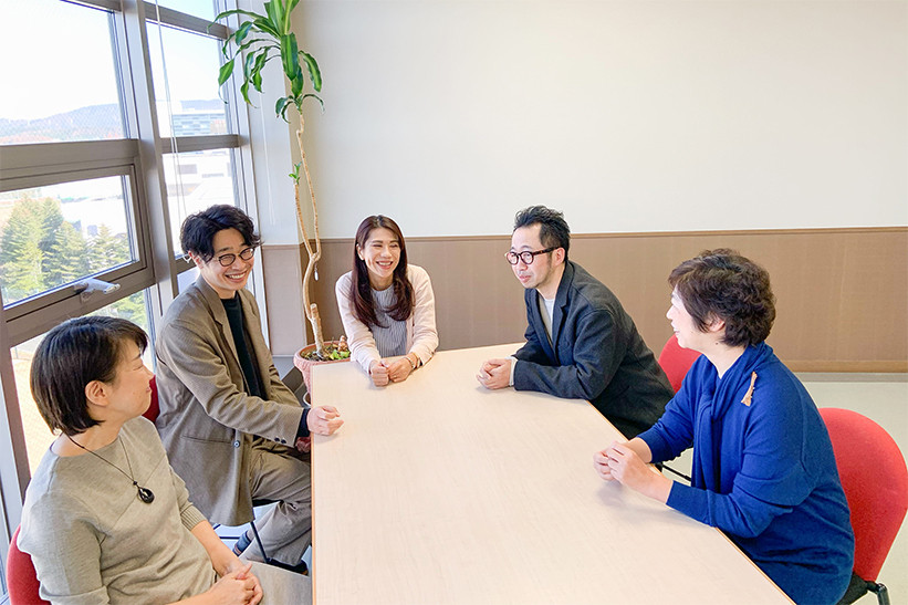 チーム精神看護コア・メンバーの方々。左から加藤郁子氏、田村達弥氏、吾妻陽子氏、佐藤利憲氏、大川貴子氏。