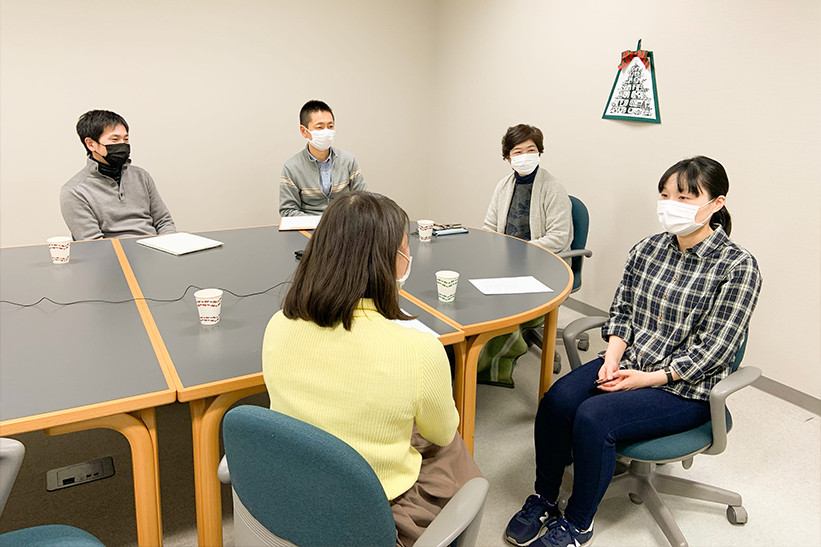 リフレクティングの面接を受ける参加者たちの様子。