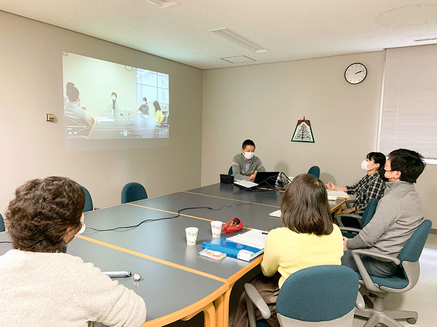 リフレクティング面接の録画をふり返る様子。