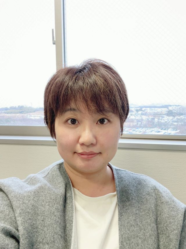 福島県立医科大学の上杉史恵さんが窓の近くで微笑んでいるポートレート。