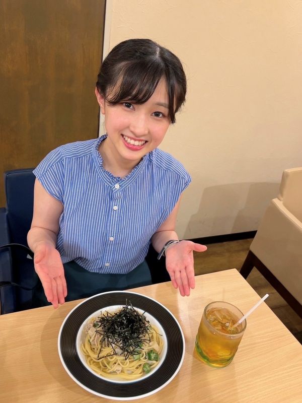 村田呼春さんが笑顔で海苔がのったパスタ料理を紹介している様子。