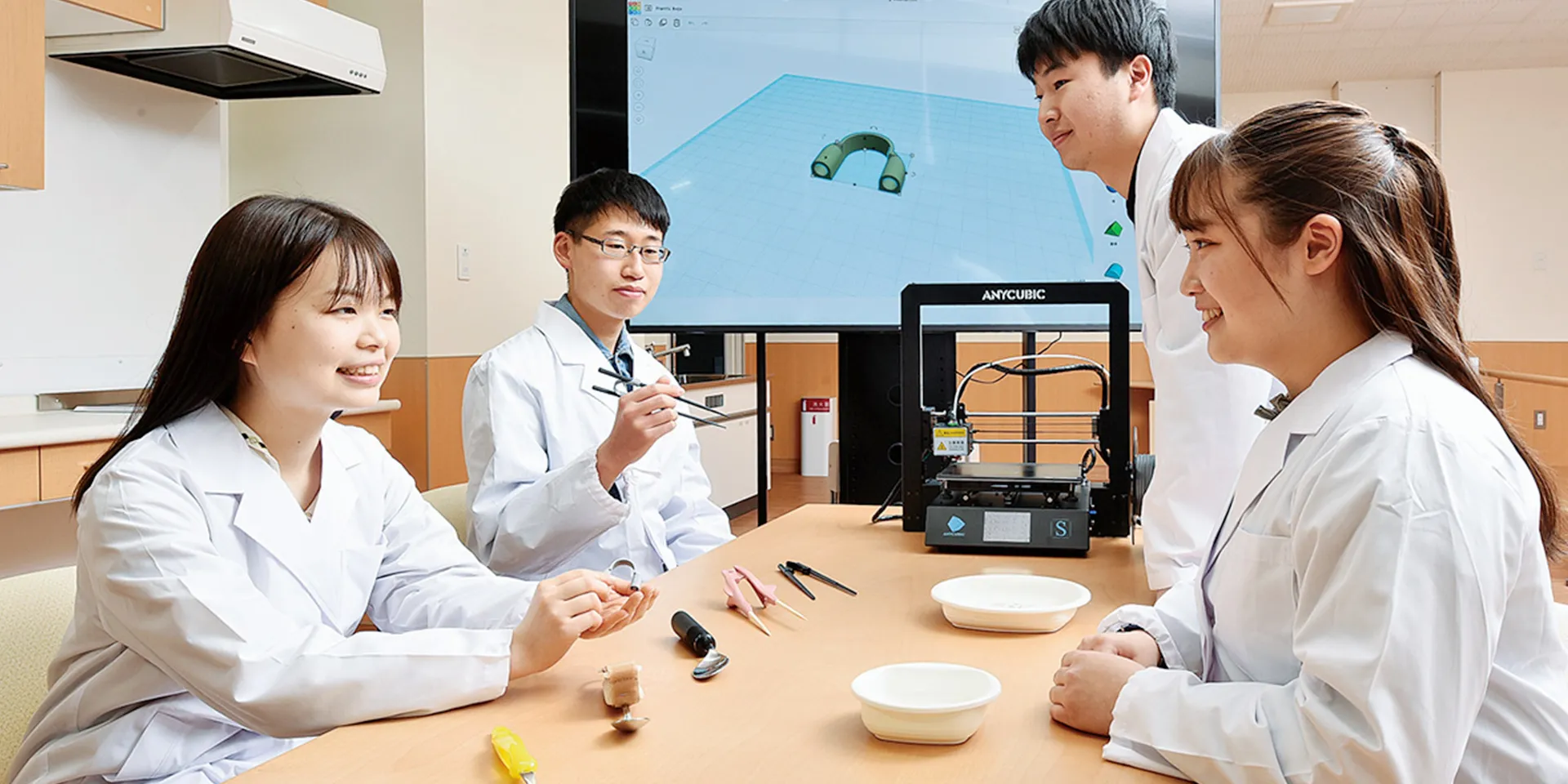 医療実習を行う学生たちが、3Dプリンターや実験器具を使っている様子。