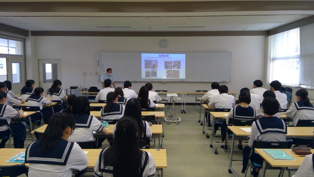 出前講義で医療職について説明する講師と、真剣に聞き入る学生たちの様子。