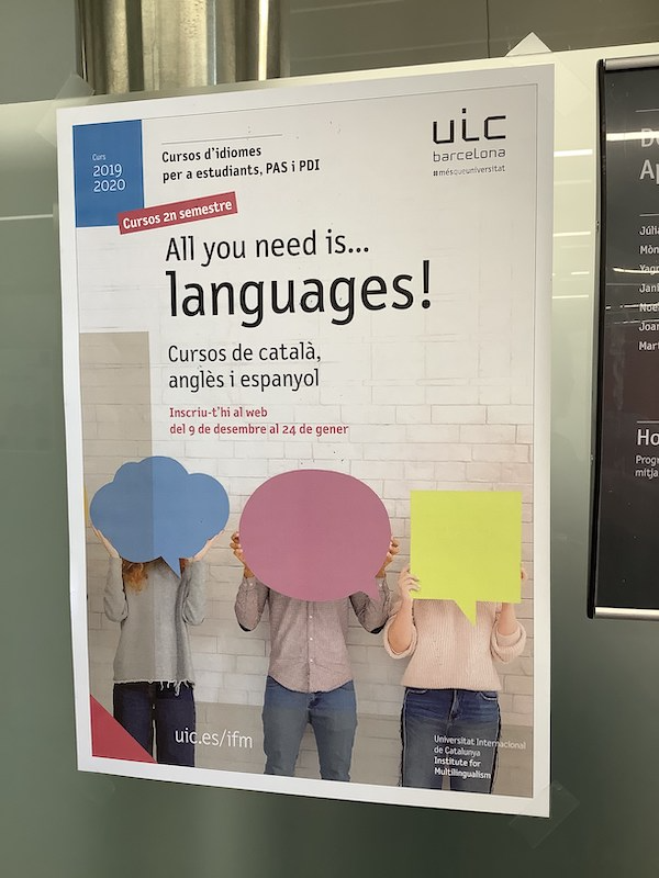 言語学習をテーマにしたポスター。カタルーニャ大学の学生が色付きの吹き出しを持ち、言語の重要性を伝えている。