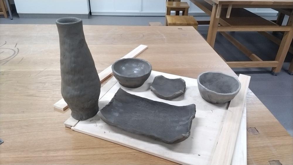 陶芸の授業で作成した作品群。花瓶、皿、ボウルなどの陶器が並んでいる。