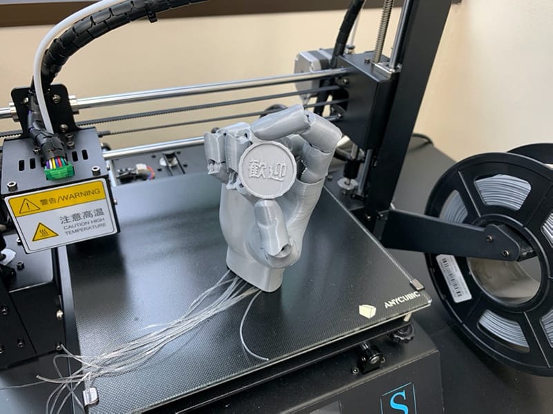 3Dプリンターで作成された手部の模型が、プリンターのプラットフォーム上に置かれている様子。