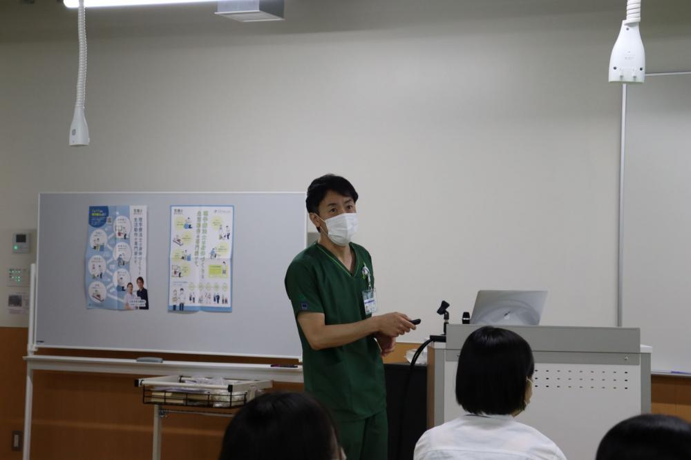 オープンキャンパスで講義を行う講師が、受講生に向けて説明している様子。