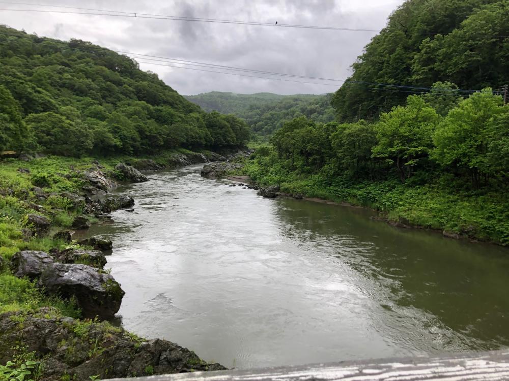 神居古潭の石狩川が流れる峡谷の風景、緑豊かな山々に囲まれた静かな場所。