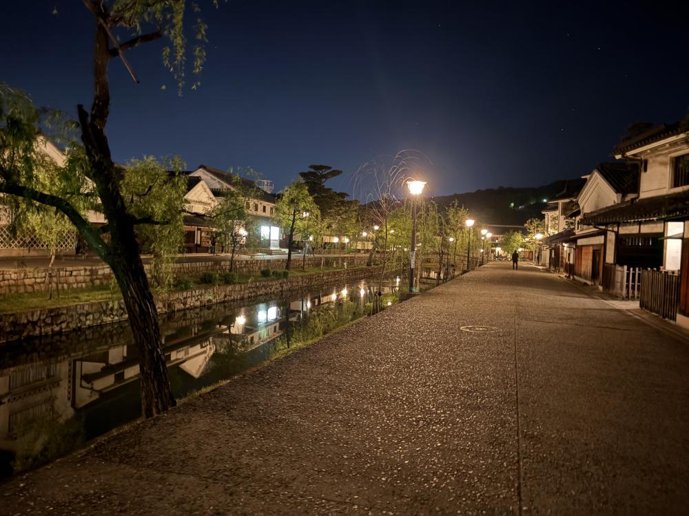 倉敷の美観地区を照らす街灯と静かな川沿いの風景、夜の散策に最適な場所。