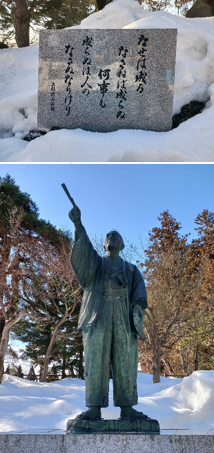上杉神社にある「為せば成る」の碑と、指を指す上杉鷹山公の銅像が雪に覆われた風景。