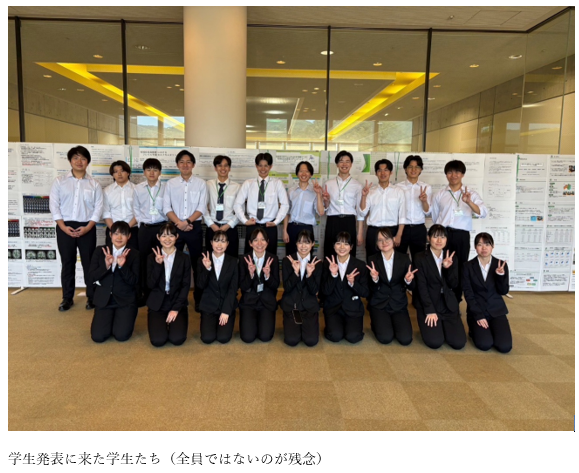 学会の合間にシアトルの自然に囲まれた建物へ向かう二人の男性。