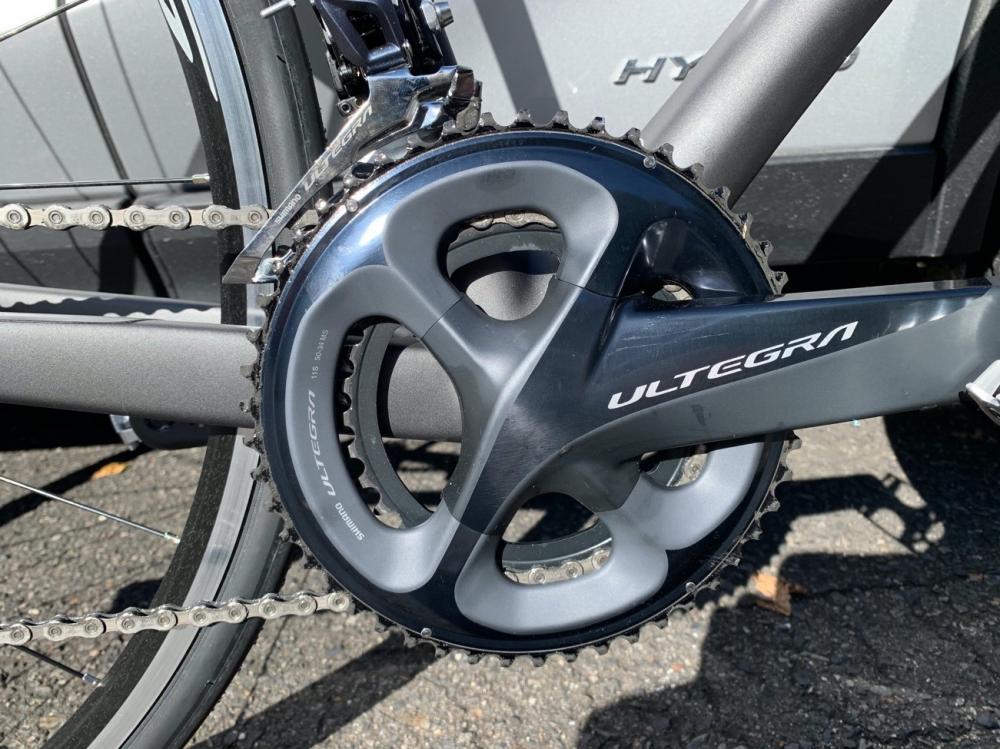 ShimanoのULTEGRAクランクが装着されたロードバイクのアップ画像。