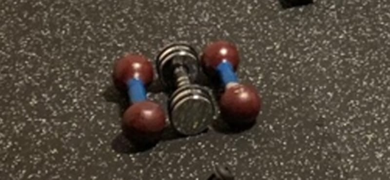 4kgのダンベルが床に置かれている様子。筋トレのための器具。
