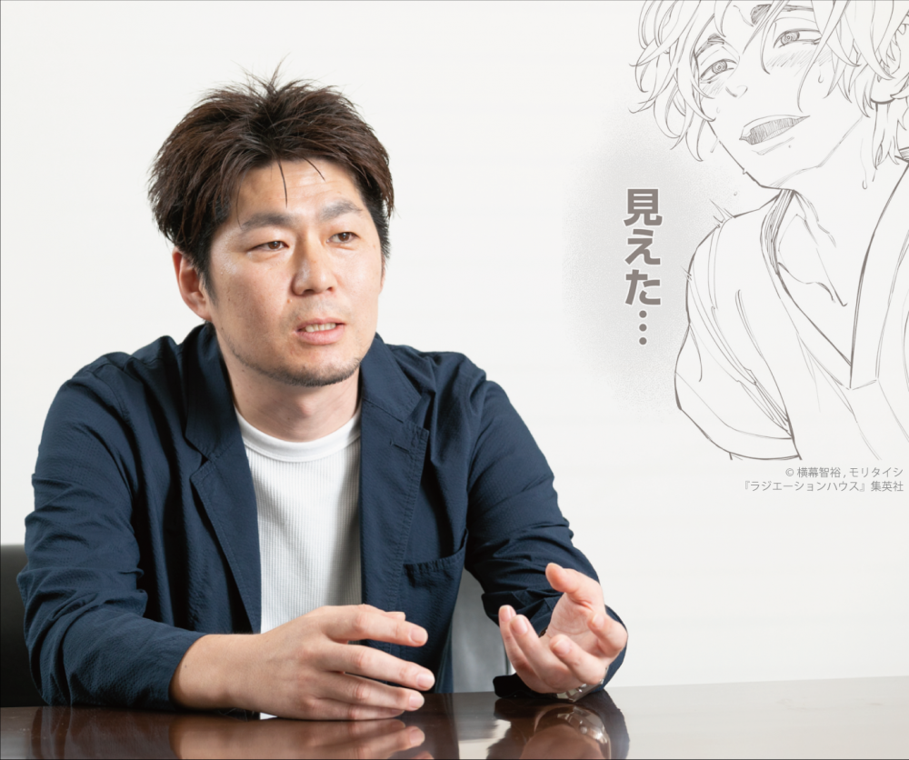 病院で診察を受ける男性が、放射線技師の重要性について語っているシーン。背景には漫画のキャラクターが描かれている。