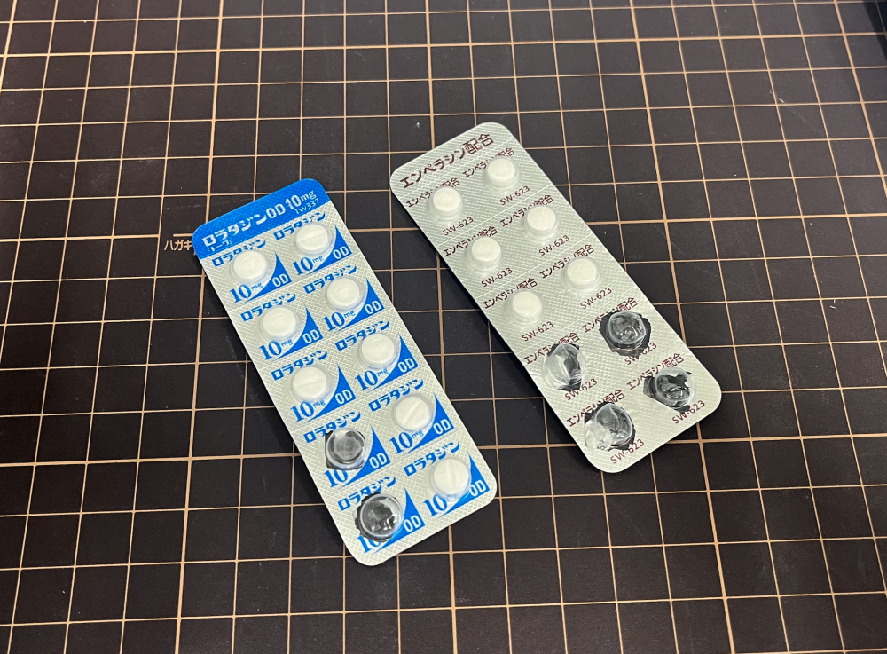 薬の錠剤が入ったシートが2つ並んでおり、1錠と2錠の取り出し方の違いを示しています。
