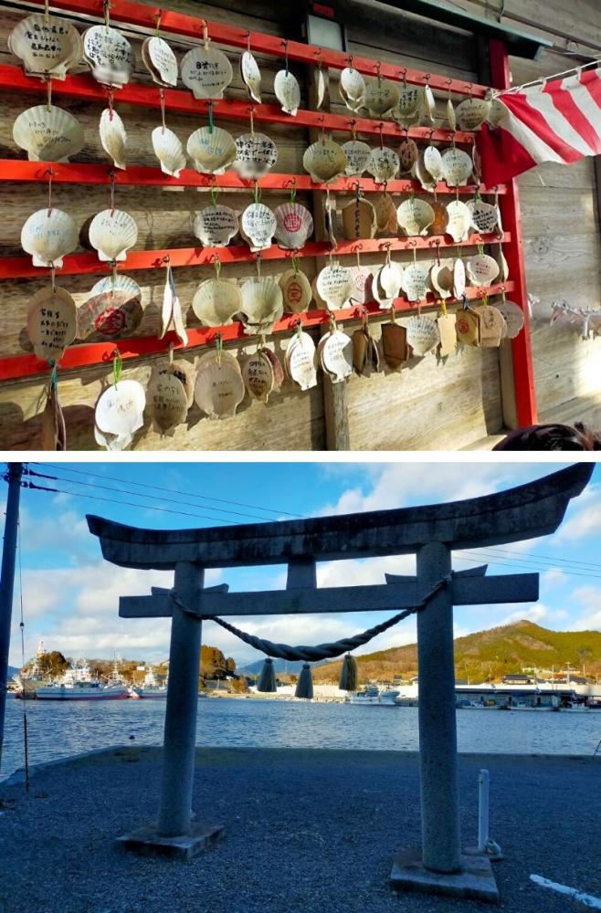 実家近くの神社に飾られた絵ホタテと鳥居の風景。祈願が込められたホタテが並ぶ。
