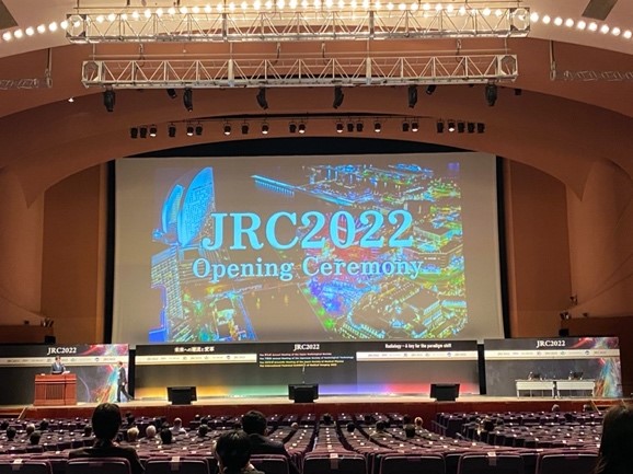JRC2022の開会式の様子を映した写真、ステージには「JRC2022 Opening Ceremony」の文字が表示されている。