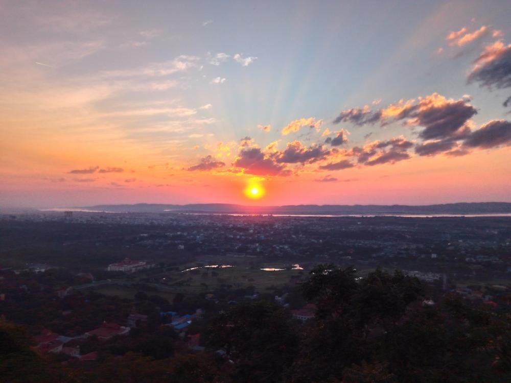 ミャンマーの夕陽が美しく沈む風景、空には色とりどりの雲が広がる。