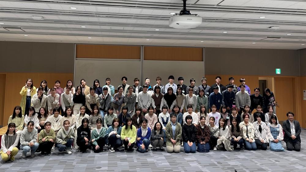 臨床検査学科の1・2年生が集まった交流会のグループ写真。