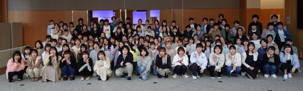 臨床検査学科の3学年交流会に参加した学生たちが集合している写真。