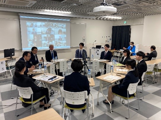 第11回日臨技北日本支部医学検査学会の会議風景、参加者がテーブルを囲んで議論している様子。