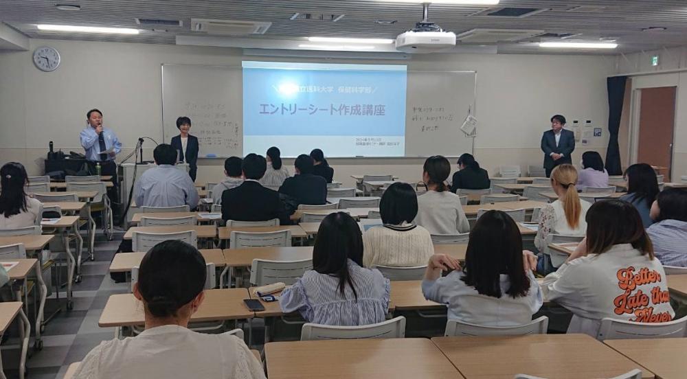 就職支援セミナーで講師が学生に面接やエントリーシート作成について指導している様子。