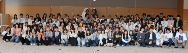 臨床検査学科の学生交流会に参加した1～3年生の学生たちが集合している写真。