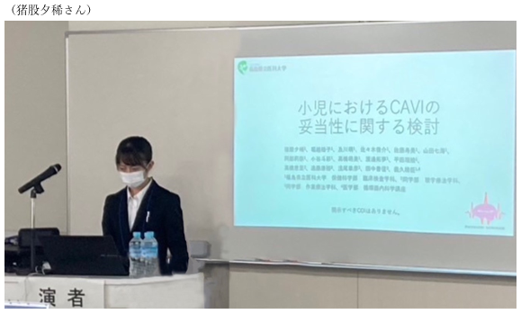 臨床検査学科の4年生が研究会で卒業研究成果を発表している様子。